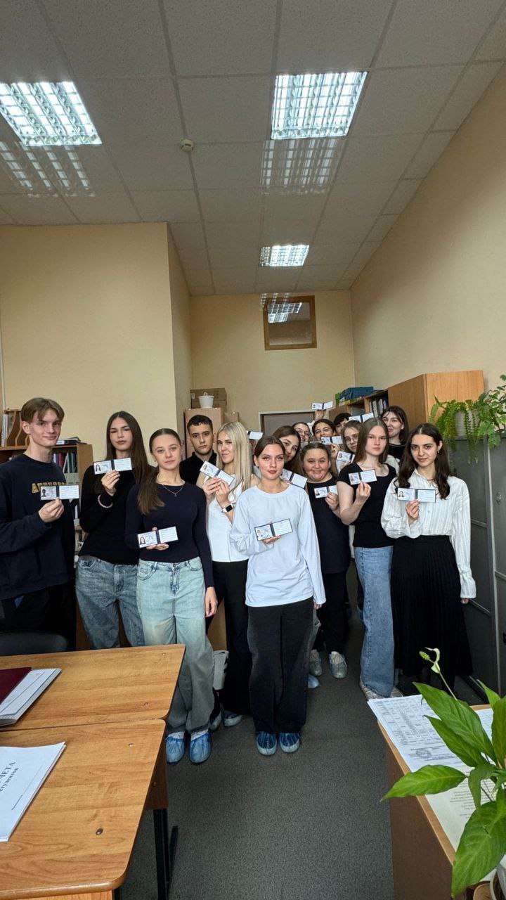 В начале октября во всех группах прошли кураторские часы, на которых студенты получили студенческие билеты.